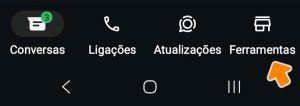 Imagem mostrando as funcionalidades avançadas do WhatsApp Business, com ícones representando um smartphone, o logotipo do WhatsApp e elementos como chat, etiquetas e ferramentas de configuração, simbolizando as capacidades aprimoradas e a gestão eficiente do perfil empresarial no WhatsApp Business.