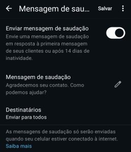 Imagem mostrando as funcionalidades avançadas do WhatsApp Business, com ícones representando um smartphone, o logotipo do WhatsApp e elementos como chat, etiquetas e ferramentas de configuração, simbolizando as capacidades aprimoradas e a gestão eficiente do perfil empresarial no WhatsApp Business.