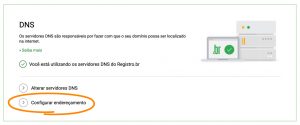 Imagem mostrando a configuração de uma nova entrada A com endereço IPv4, com ícones representando um globo, um documento com texto e um símbolo de IP, simbolizando a funcionalidade de adicionar um novo registro A para apontar um domínio para um endereço IPv4 específico.