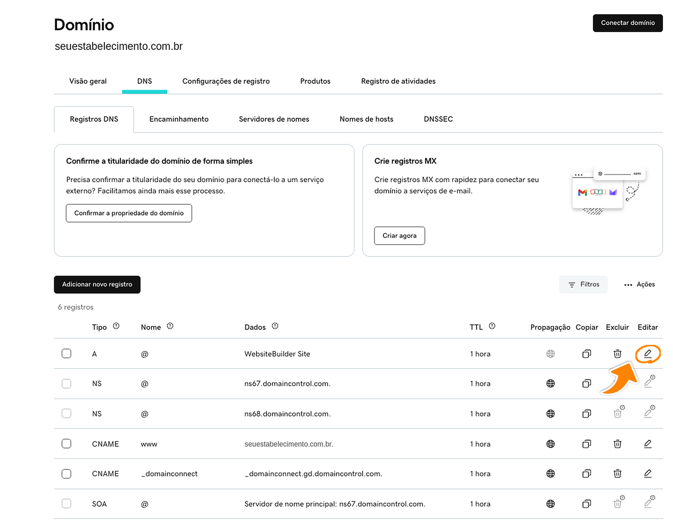 Tela de Registros DNS da GoDaddy, com a marcação laranja no lápis da linha do tipo A